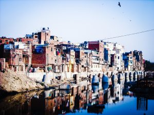 A picture of an urban slum settlement in India. Photo credit: Wikimedia Commons, Sistak